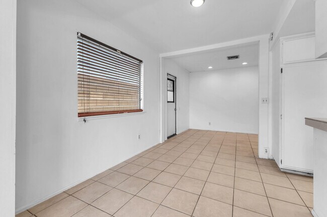 Building Photo - 53780 Avenida Diaz