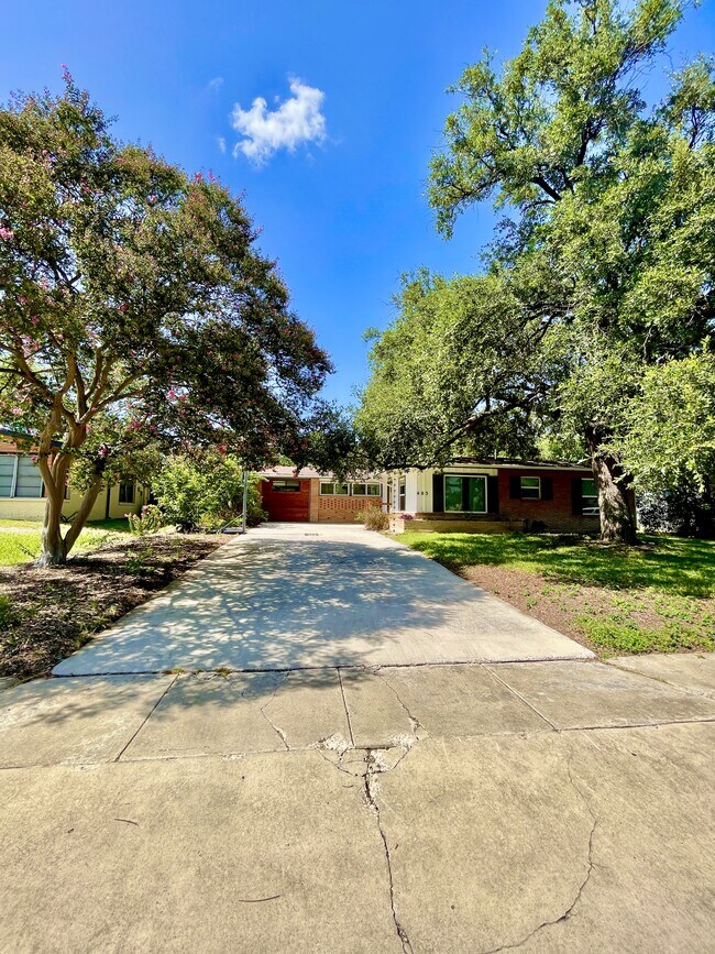Building Photo - 403 Marquis Ln