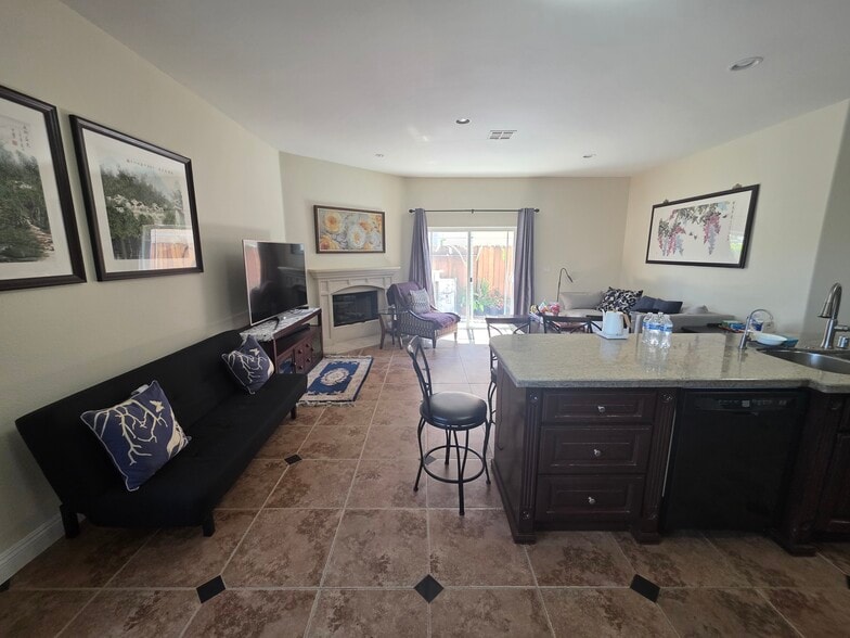 Kitchen & Family Rm - 5102 La Palma Ave