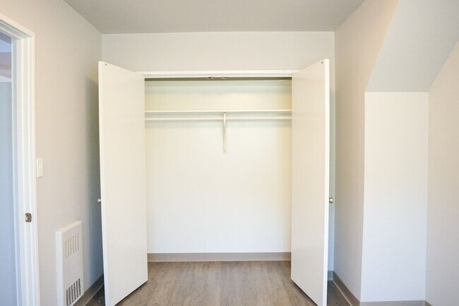 Building Photo - Great Mid-Century 1-Bdr w Dishwasher, Community Lawns + Pets OK!