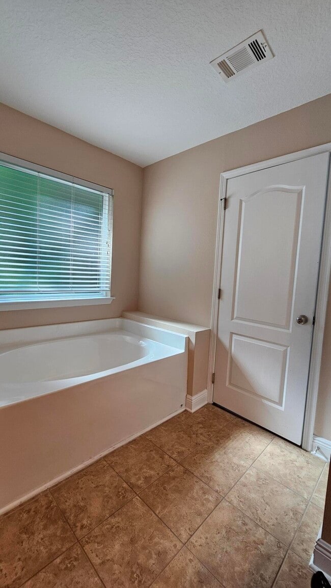 Building Photo - 82 Mosaic Oaks Cir