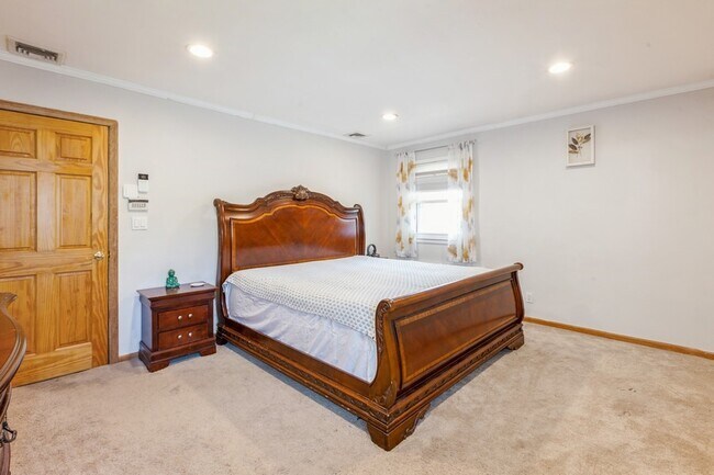 Building Photo - 50 Edgewood Dr