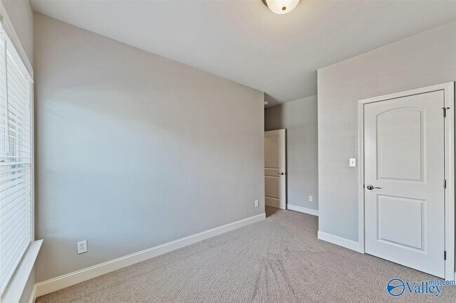 Building Photo - 3028 Greenway Cir SE