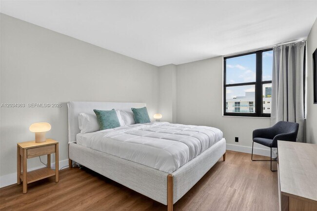 Building Photo - 2555 Collins Ave