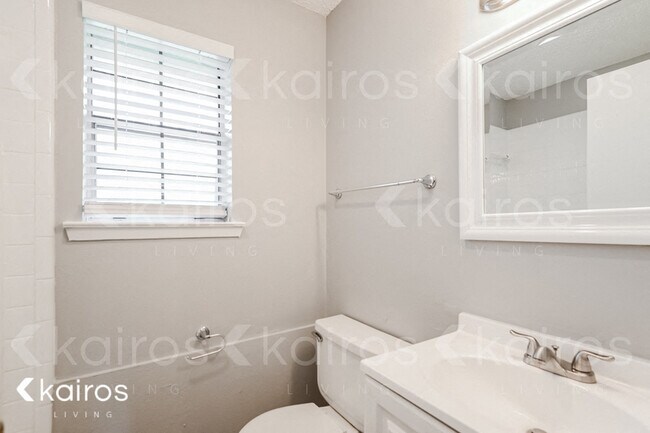Building Photo - 820 Courtenay Pl