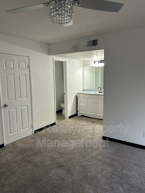 Building Photo - 1077 S Santo Antonio Dr