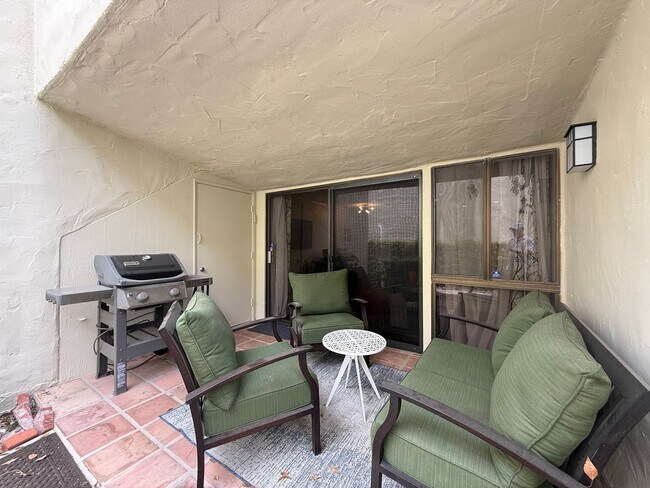 Building Photo - Furnished One Bedroom - Smoke Tree Raquet Club