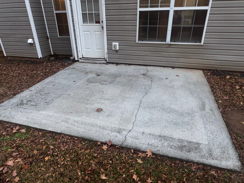 Building Photo - Room in House on Tara Bend