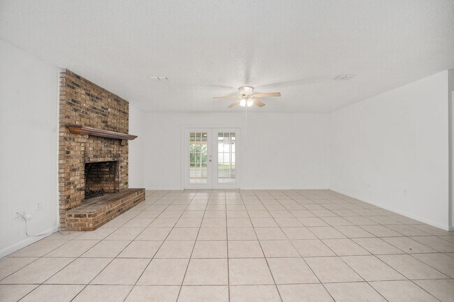 Building Photo - Spacious 3-Bedroom Home with Fireplace, Split Floor Plan & Screened Lanai in Southeast Ocala!