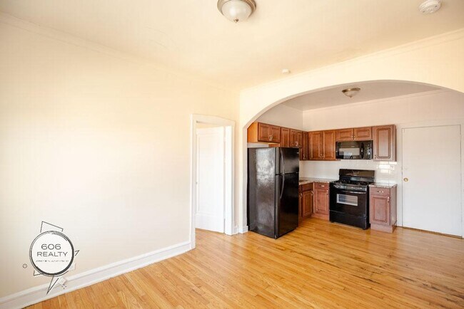 Building Photo - Cicero apartments! 5701-03 W Cermak Rd - 2206-2208 S 57th Ave