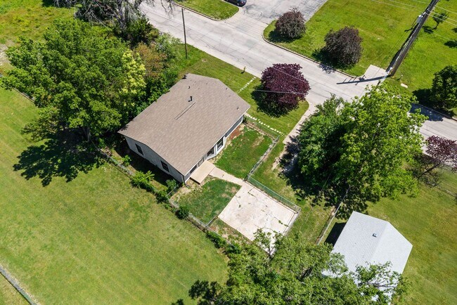 Building Photo - 2 or 3 bed/1 bath house in Indian Hills av...
