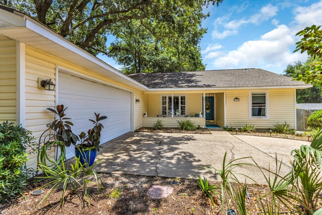 Primary Photo - 109 Palm Ave