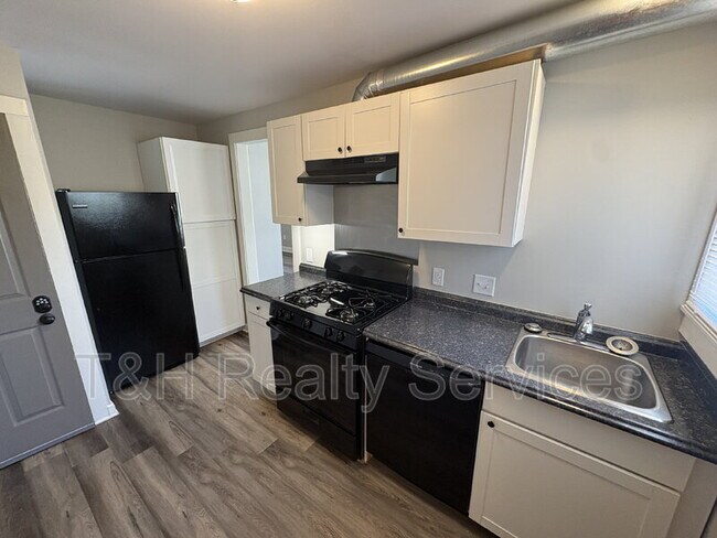 Building Photo - 639 N Gray St