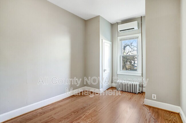 Building Photo - 305 9th St