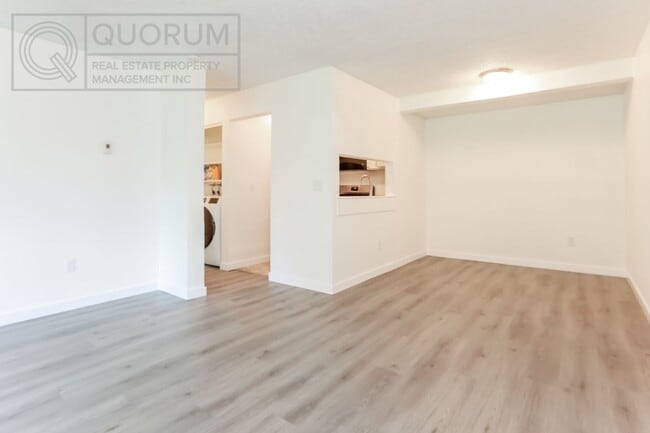 Building Photo - 3 Bed 2 Bathroom Edmonds Condo!