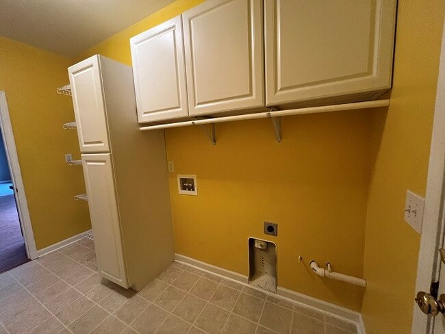 Building Photo - 570 Batty Way