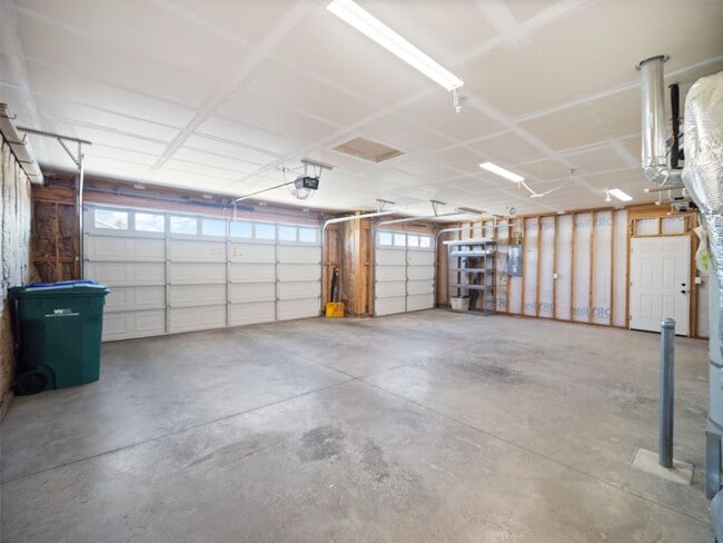 Building Photo - Beautiful home 5MILE/Big Yard & Garage (Furnished)