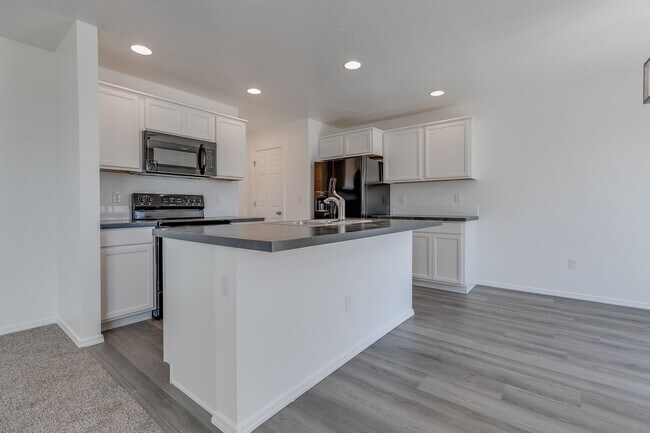 Building Photo - 3 Bedroom Townhome Available