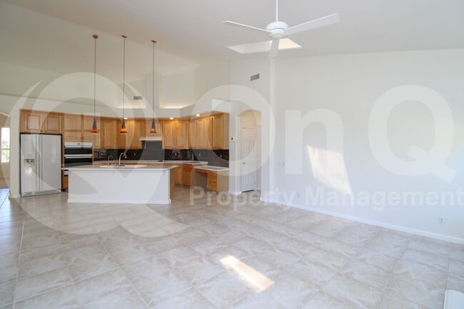 Building Photo - 902 E Desert Flower Ln