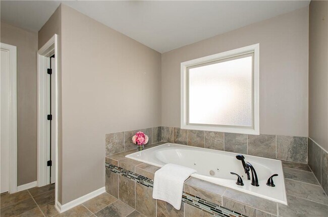 Building Photo - 4669 Sierra Creek Dr NE