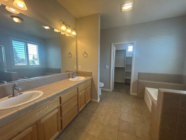 Building Photo - 5801 Eisenhower Dr