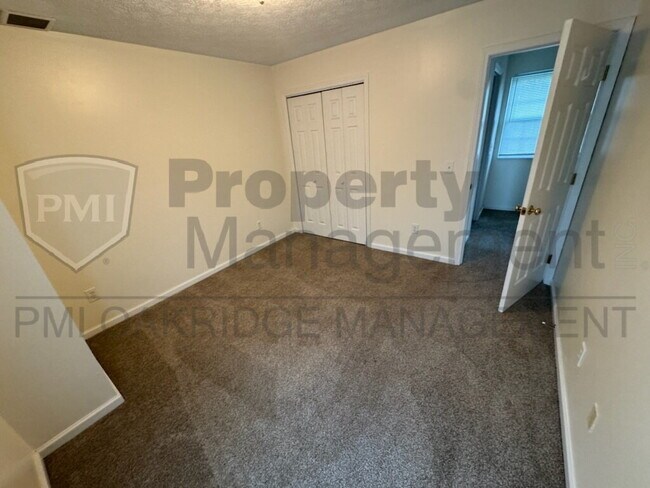 Building Photo - Two Bedroom Townhome with Attached Garage