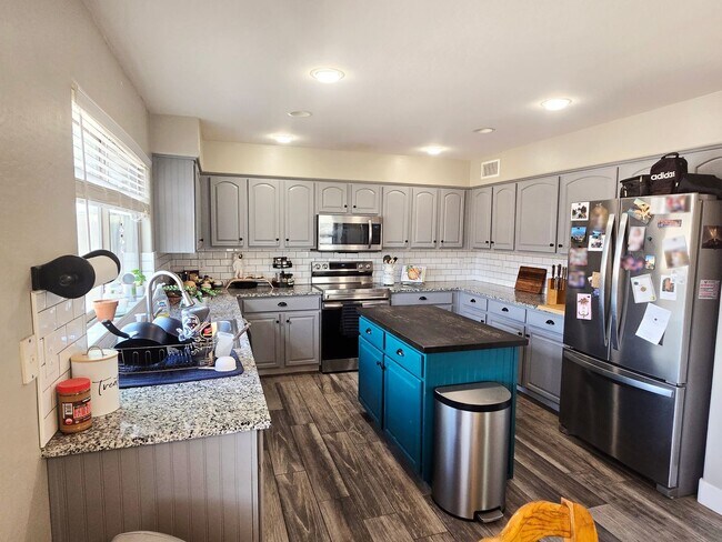 Building Photo - 2 story 3-bed, 2-bath home in San Tan Valley!