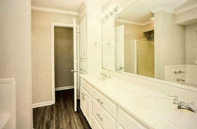 Building Photo - 260 Chestnut Dr