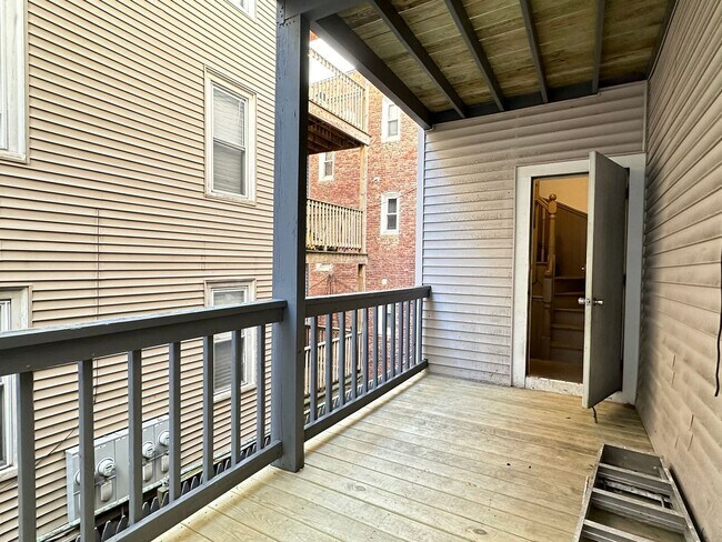 Building Photo - Mission Hill 5 -Bed