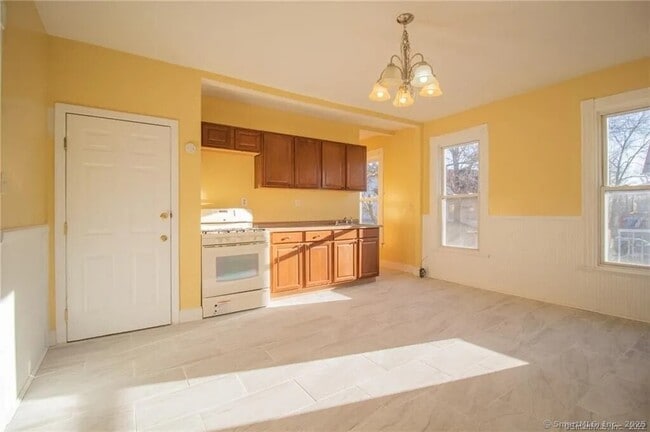 Building Photo - 565 Orchard St