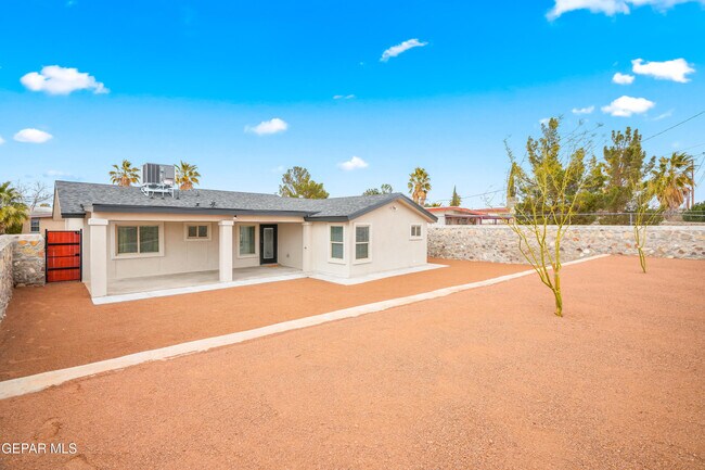Building Photo - 854 Mallett St