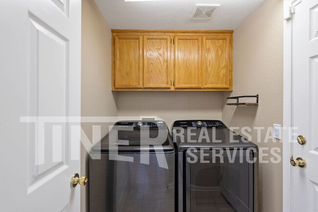 Building Photo - Spacious and Modern 4 Bedroom Elk Grove Ho...