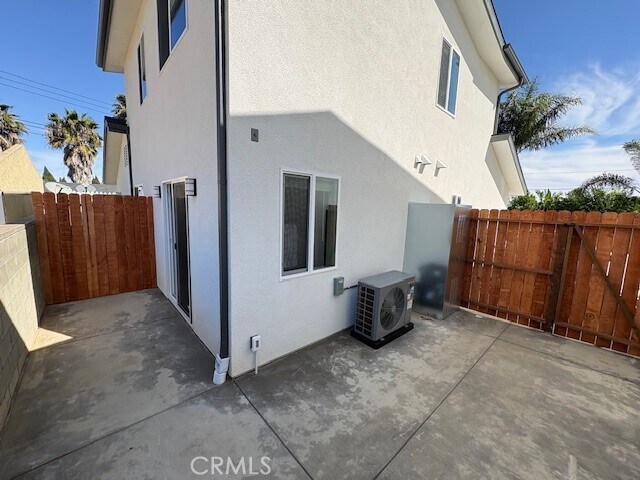 Building Photo - 758 W 20th St