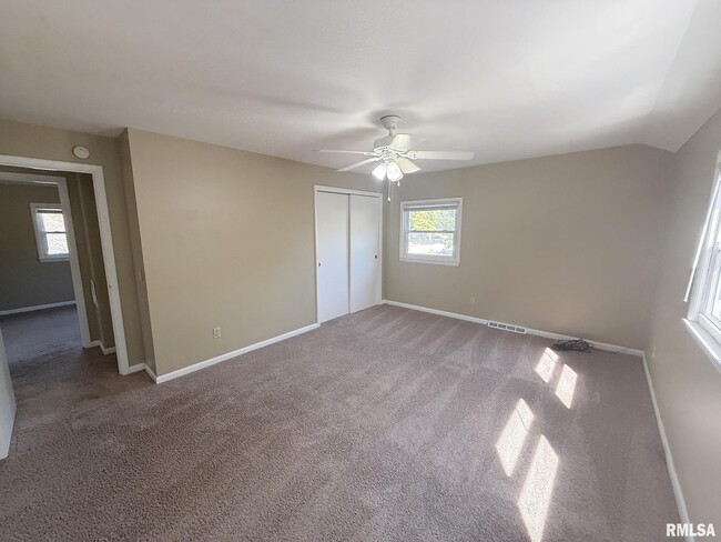 Building Photo - 6828 N Bobolink Rd