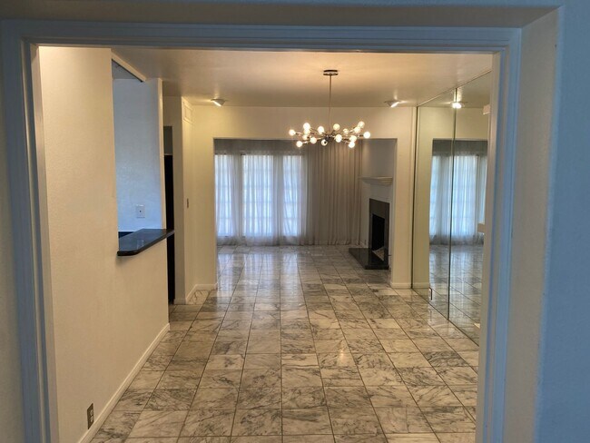 Building Photo - Las Vegas Country Club. Modernized and Upg...