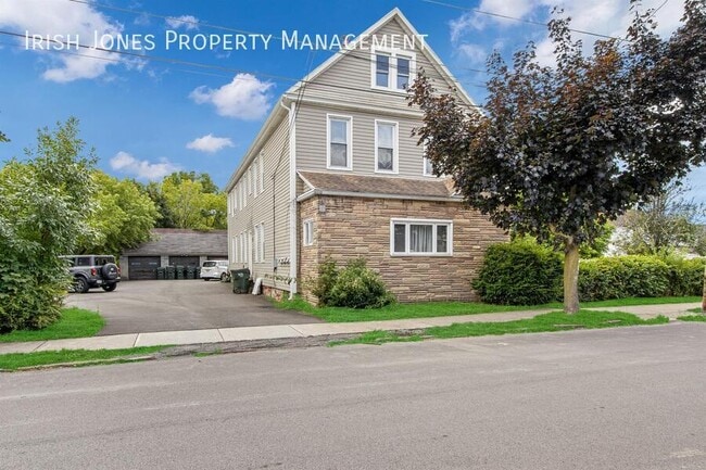 Primary Photo - 11 Laverack Ave