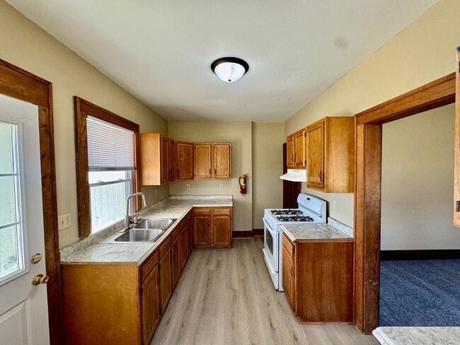 Building Photo - Updated 3BR Townhome Across from Stephens Park