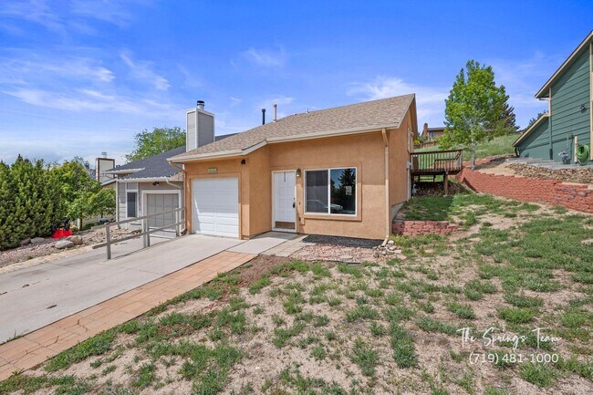 Building Photo - Spacious & Unique 3BD/2BA Townhome w/ Gara...