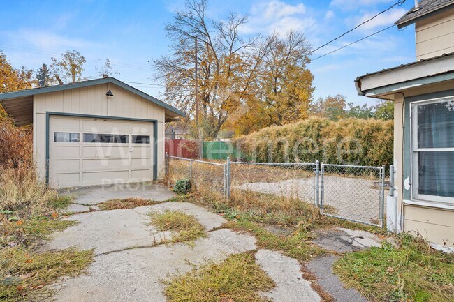 Building Photo - 3 Bedroom , 1 Bath