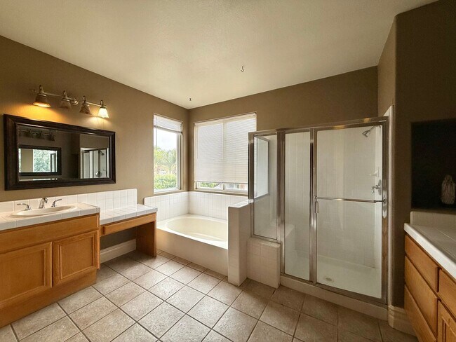 Building Photo - Large Hollister Home