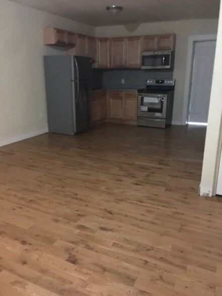 Primary Photo - 182 Diamond St