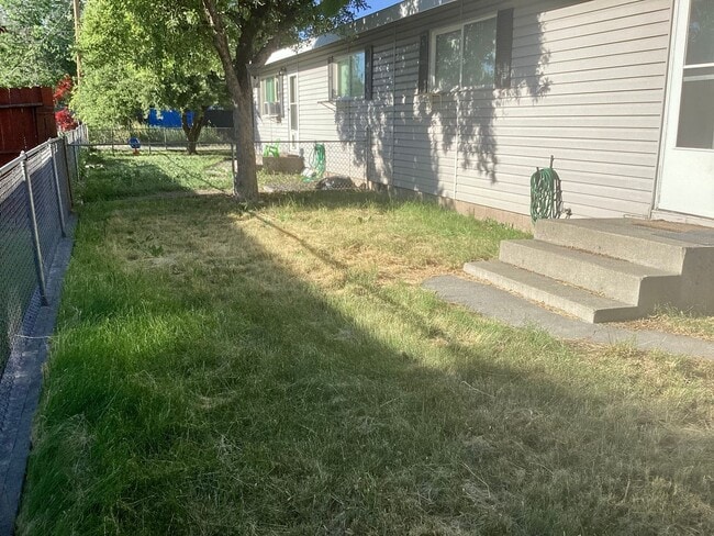 Building Photo - Renovated 2 bed 1 bath duplex near town ce...