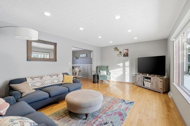 Building Photo - Spacious 4BR Home with Finished Basement & Fenced Yard in Olentangy Hills