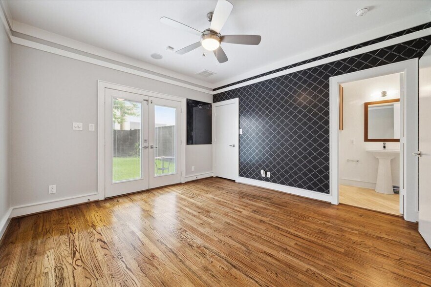 Building Photo - 6126 Clyde St