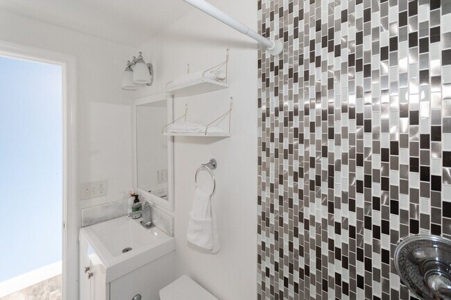 Building Photo - Spacious 5BR House in Takoma Park