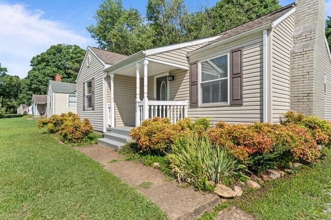 Building Photo - Cozy Cottage next to Alcoa Schools