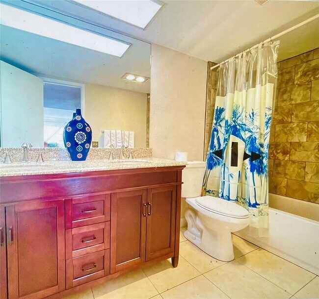 Building Photo - 2801 N Palm Aire Dr