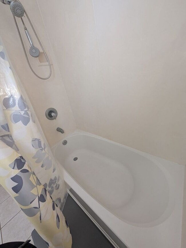 Building Photo - 3 Bedrooms 2 baths Immaculate condominium ...