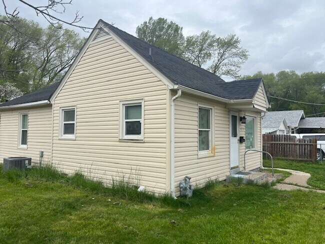 Building Photo - Newly remodeled home with 2nd kitchen in the basement