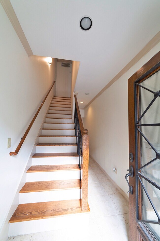 Building Photo - 3123 Fairdale Oaks E